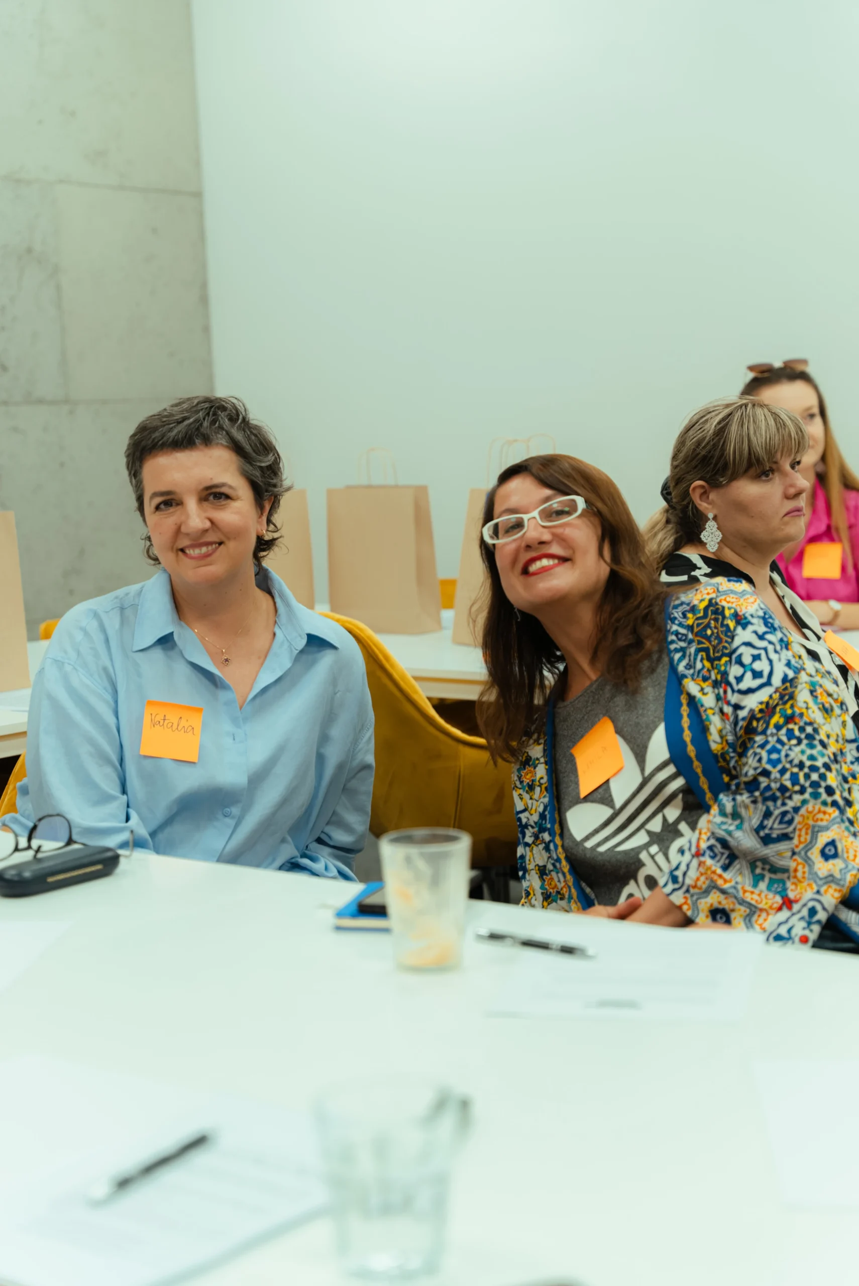 Uczestnicy szkolenia podczas zajęć w sali szkoleniowej